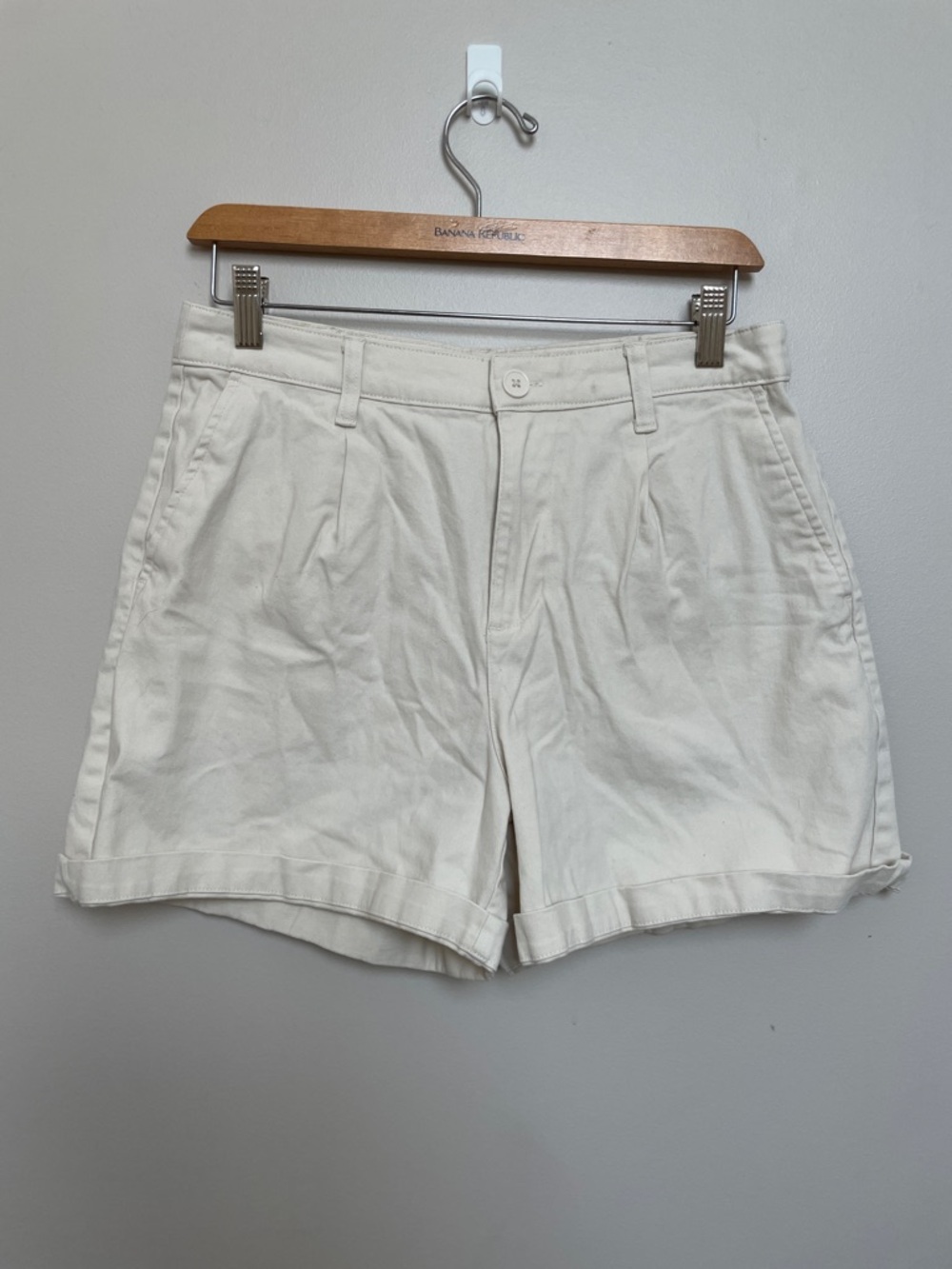 Banana Republic Off-White Tailored Pleated Shorts Size 6